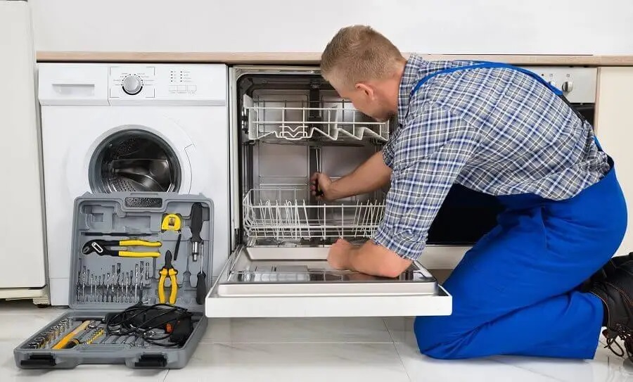 Söğütlü Vestfrost servisi teknisyen ekibi beyaz eşya tamiri yaparken